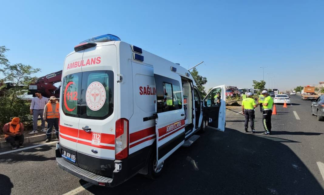 Yolcu otobüsü devrildi! Çok sayıda ölü ve yaralı var 6